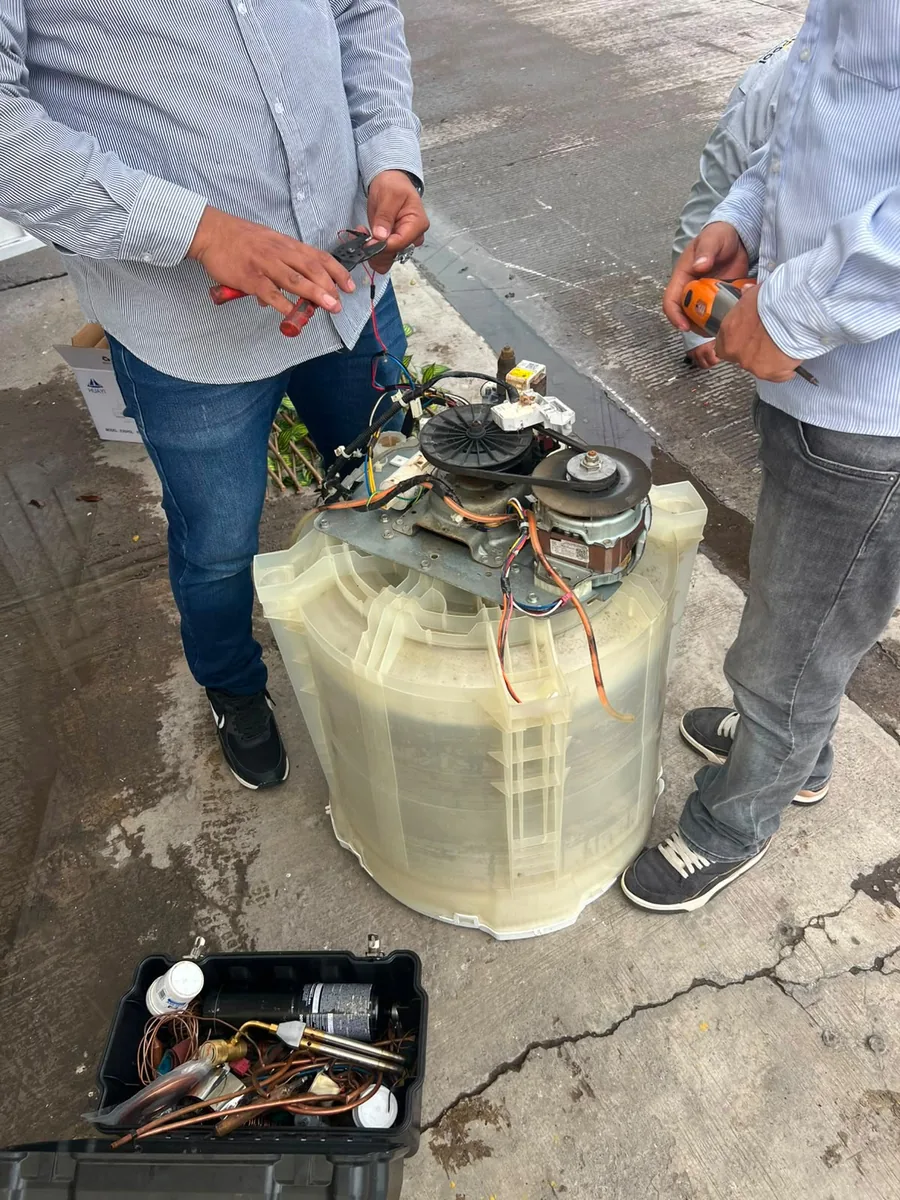 Técnicos reparando lavadora